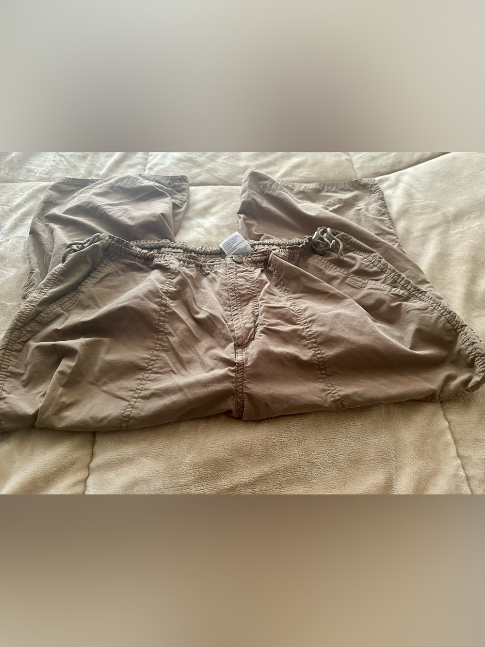 Columbia Women’s Drawstring with snap XL Casual Long Shorts in Taupe